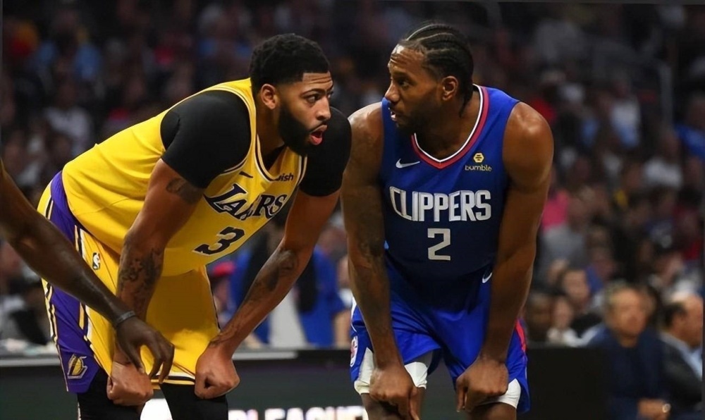 足协主席宋凯现身成都，徐正源、韦世豪、胡荷韬在酒店迎接（足协主席宋凯抵蓉，徐正源、韦世豪、胡荷韬酒店迎接）