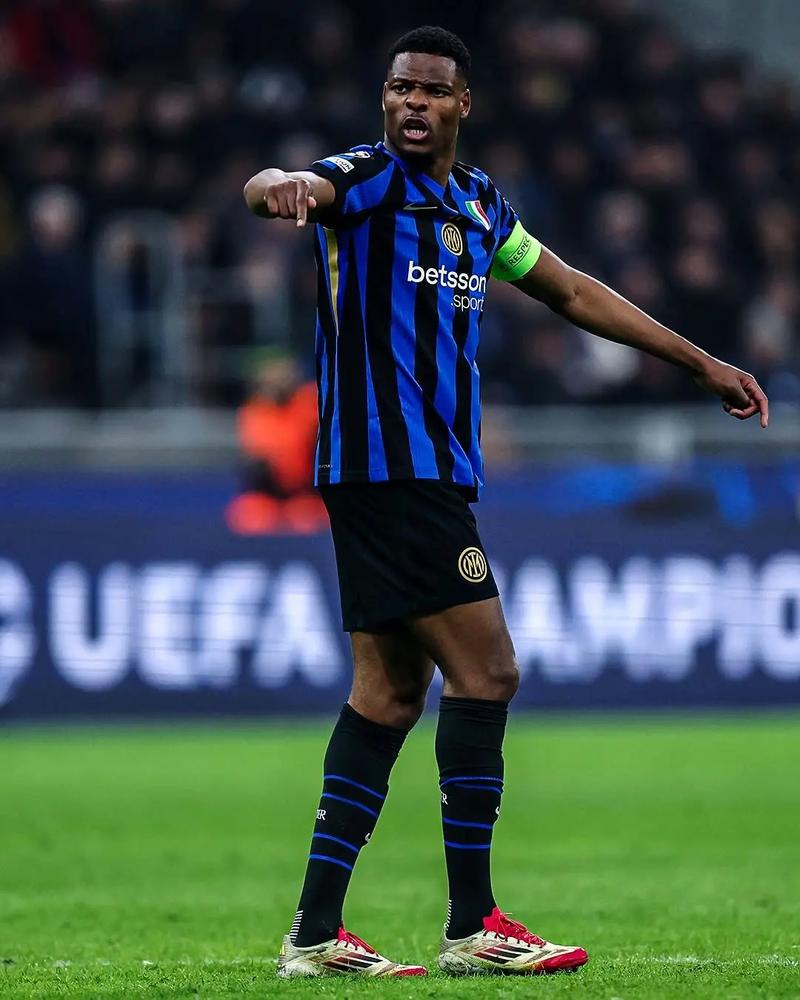 海港夺冠历程：上半程排第4，对BIG4仅取1分；下半程11胜2平2负