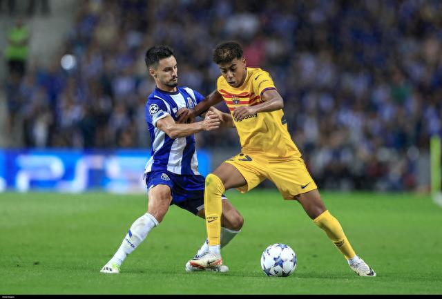 没有技巧全是感情，弗兰克告别演讲深情演唱《月亮代表我的心》（弗兰克告别演讲：不靠技巧，深情献唱《月亮代表我的心）