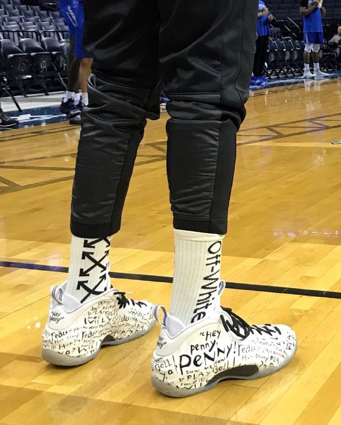 马卡：维尼修斯和皇马续约谈判远未达成，期限与年薪上有分歧（马卡报：皇马与维尼修斯续约受阻，合同期限与年薪尚未谈拢）