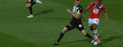 沪媒：中超颁奖金哨难服众，MVP给非前3球队球员亦有争议（沪媒：中超金哨评选难服众，MVP落在非前三球队再掀争议）