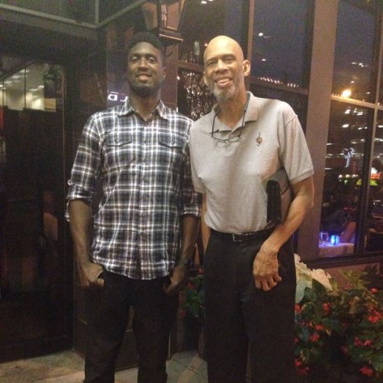 詹姆斯：亚当斯强的离谱，全队人加上教练组、安保才能卡住他（詹姆斯：亚当斯强到离谱，不把全队连同教练组和安保都拉上真拦不住）