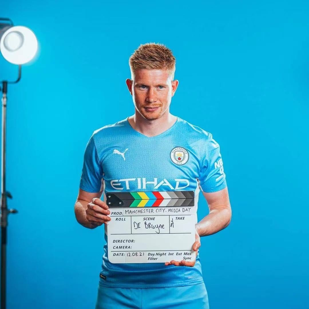 曼城大胜桑德兰，积分榜差距缩小（曼城狂胜桑德兰，联赛积分差距拉近）